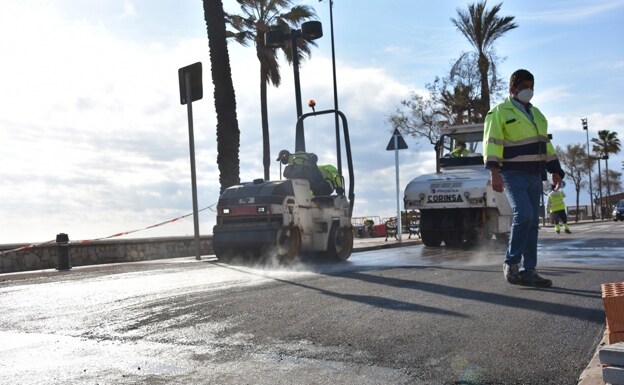 Work begins on the new elevated pedestrian crossings in Fuengirola. 