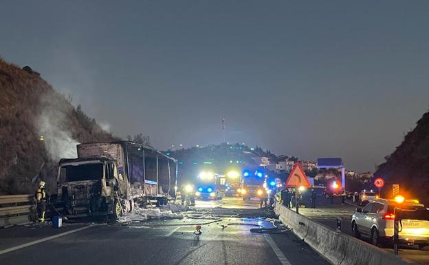 Emergency Plan deactivated after fire in lorry loaded with potassium nitrate forced four-hour closure of A-7 motorway near Rincón de la Victoria