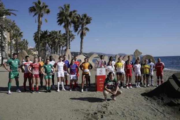 Team captains pose on the Malagueta beach at the World Rugby Sevens Series' presentation. / MIGUE FERNÁNDEZ