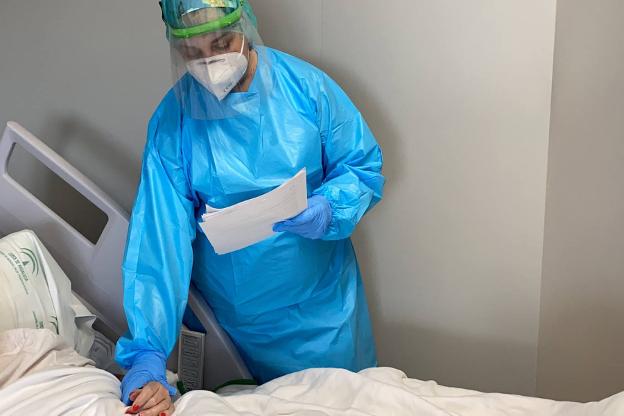 'Postwoman' nurse calls for people to keep sending in letters to Covid patients
