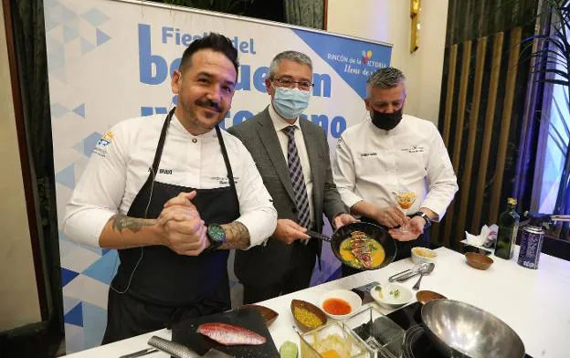 Chefs Bravo (l) and Saura (r) with Rincón mayor Francisco Salado. / S. SALAS