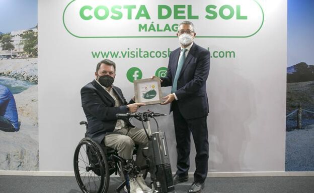 Salado receives the award from the President of Predif, Francisco Sardón