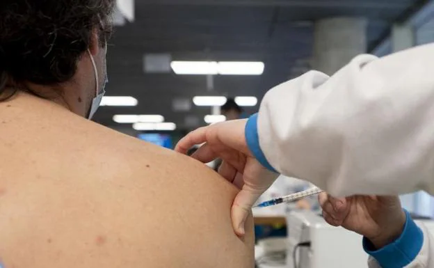 The vaccination of people between 30 and 39 years of age with the third dose of the vaccine has begun in Madrid. /EP