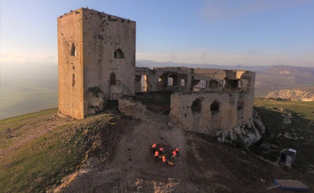 Archaeologists working on the castle in Teba. /Prinma