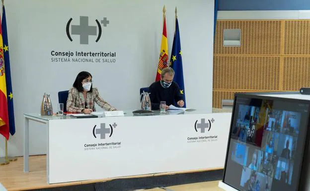 Carolina Darias and Fernando Simón, at the meeting of the Interterritorial Council. /EFE / VIDEO: EP