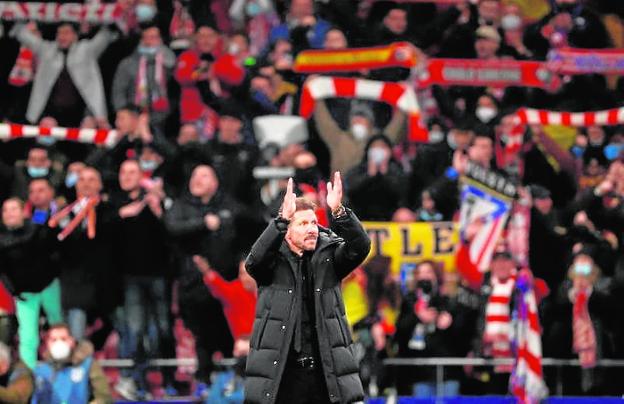 Diego Simeone celebrates Atletico Madrid's win against Valencia. / EFE