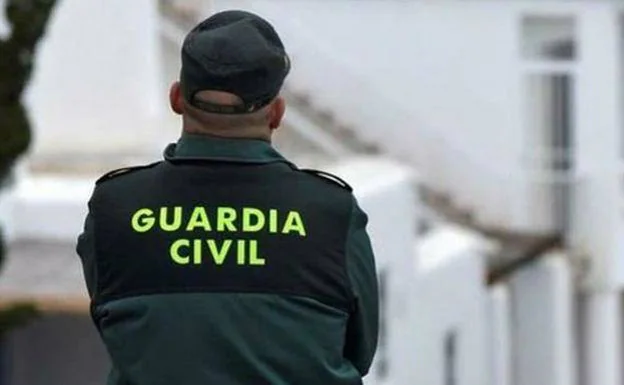 Guardia Civil officer outside the house where the animals were being kept in Motril /ideal