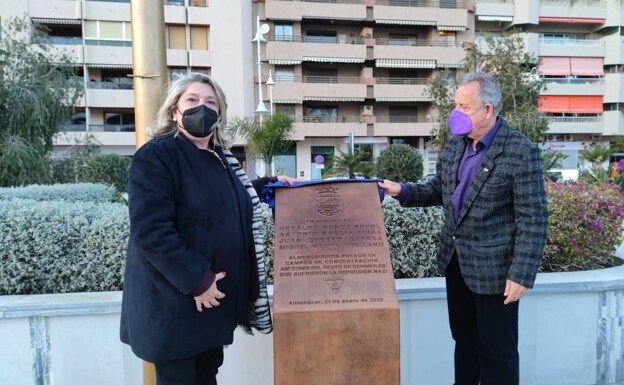 Mayor Trinidad Herrera and Councillor Francisco Fernández unveiling the plaque 