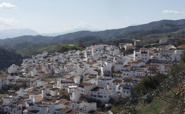 One person dead and another injured after car overturns in Almogía