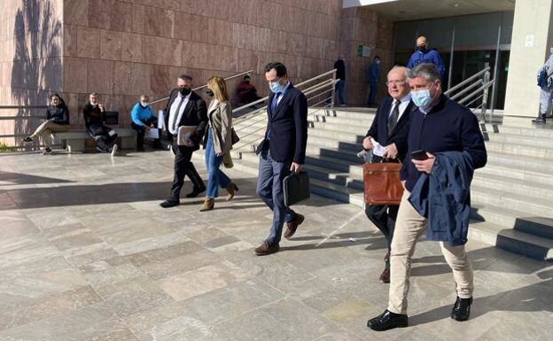 Mayor José Alberto Armijo and councillor Nieves Atencia leaving court on Wednesday with their lawyers /e. cabezas