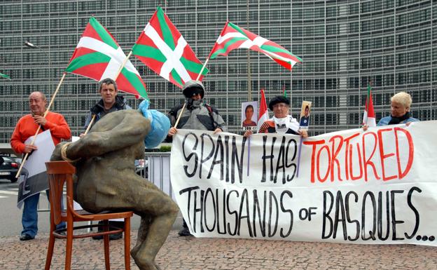 Basque citizens protest in Brussels against torture in 2007. /AP