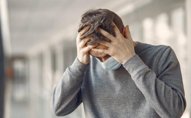 What is tinnitus, and how does it relate to the new Omicron variant?