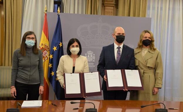 Health Minister Carolina Darias signed an agreement with AstraZeneca 