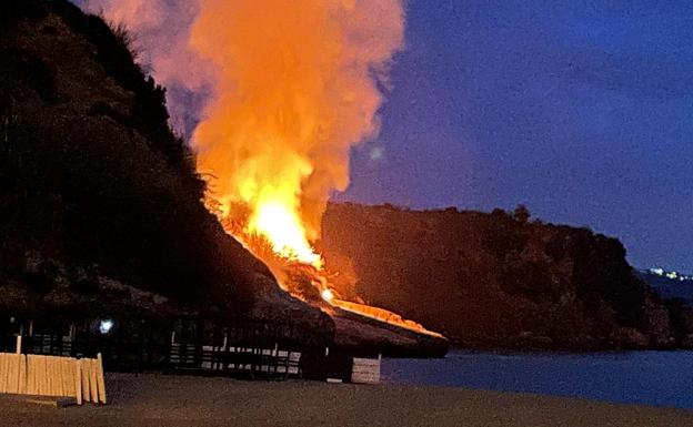Firefighters control blaze near Burriana beach in Nerja