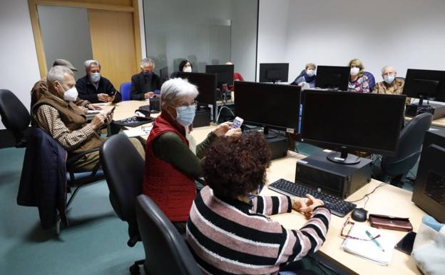 Many people across Spain are learning more about accessing digital technology. 