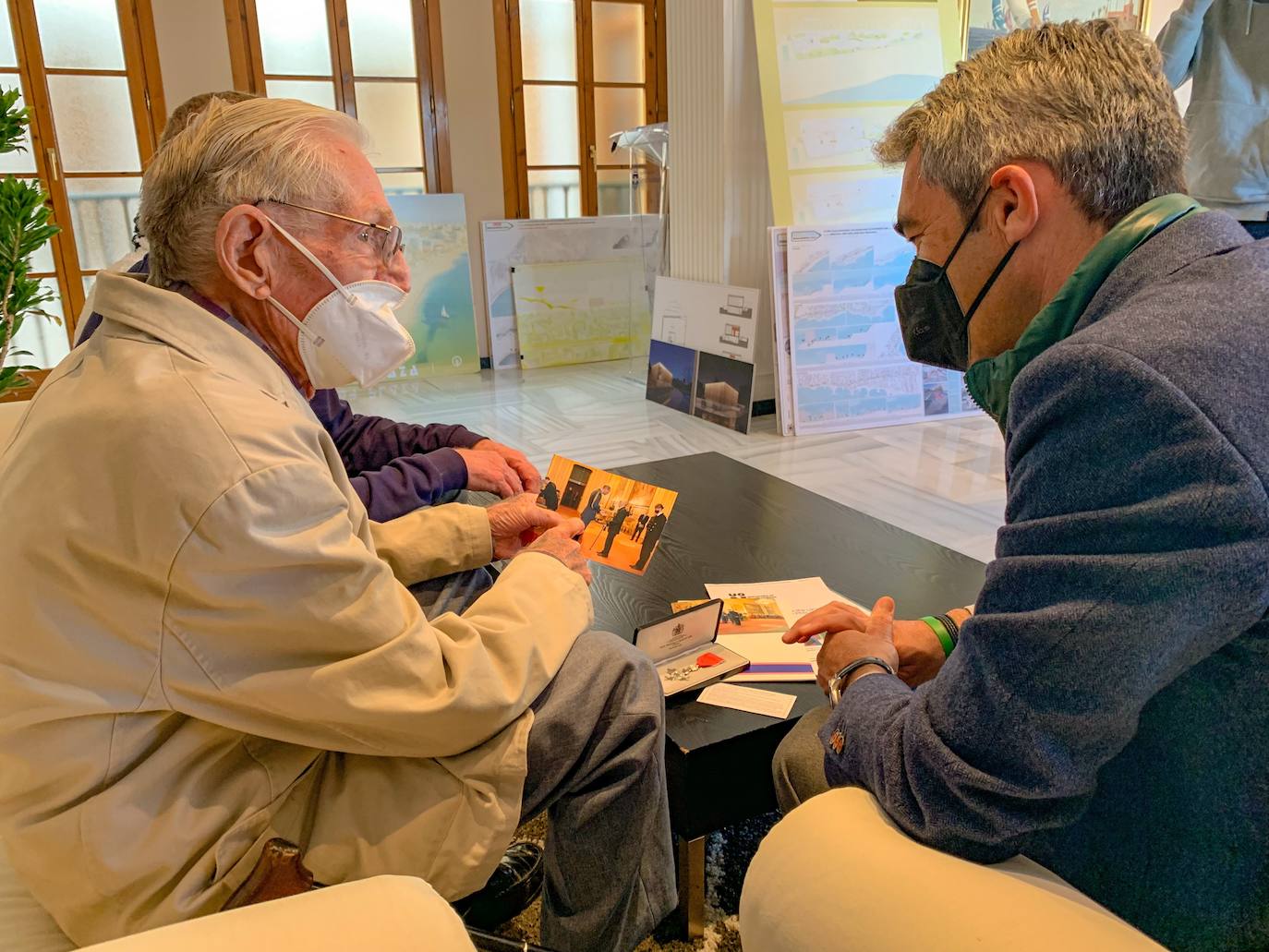 Benalmádena mayor congratulates Costa del Sol resident on his MBE for services to the expat community in Spain