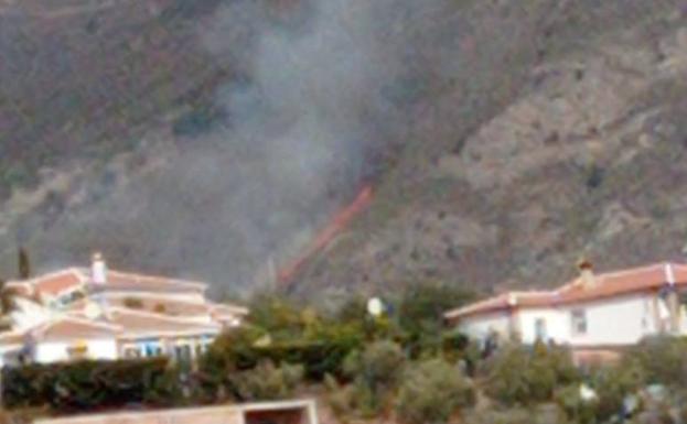 Super Puma helicopter and two teams of specialist firefighters control Alcaucín wildfire