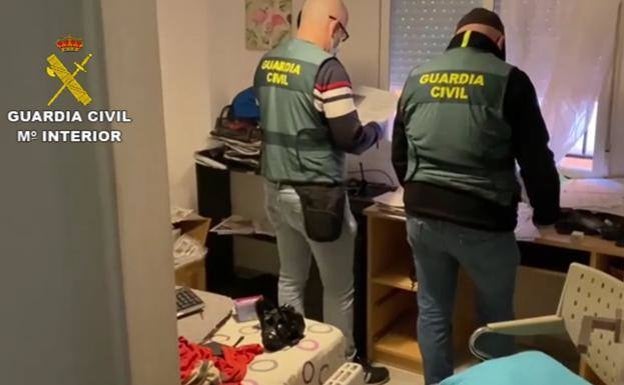 Police arrest members of a gang who coerced elderly people into buying collections of books
