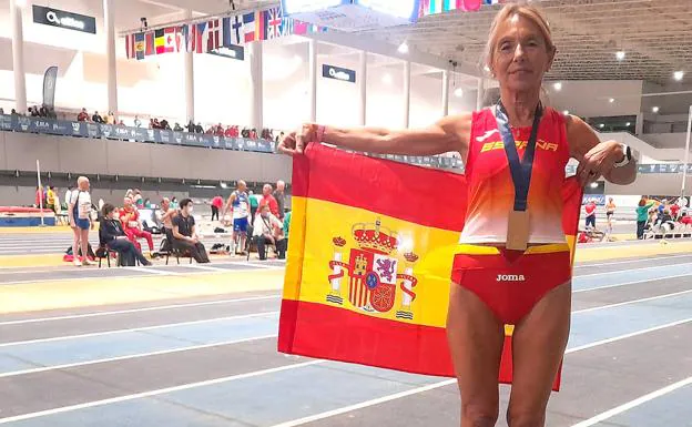Pepi Sánchez, with her gold medal and a Spain flag after winning the 800 metre sprint in Portugal. /SUR