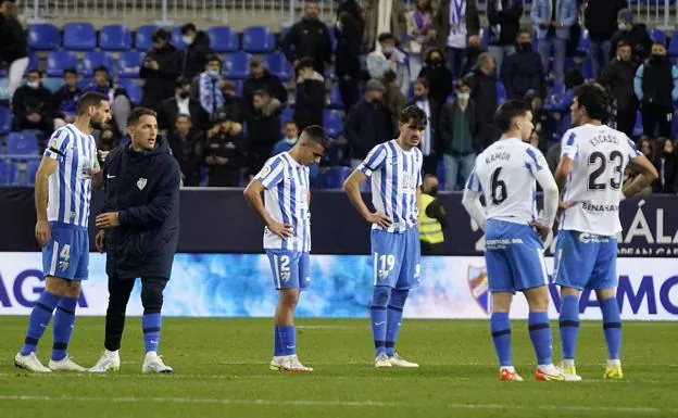 Dejected Malaga players after the final whistle. /MARIANO POZO