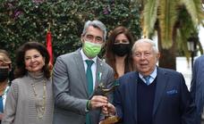 Dr Yusuf Hamied receives contribution to the community award from Benalmádena town hall