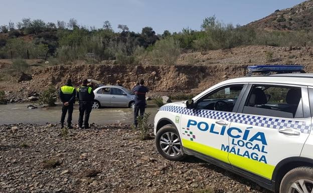 Car swept down river after Malaga reservoir gates opened