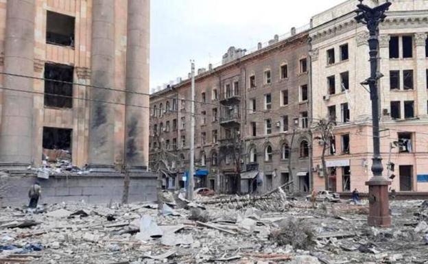 Imagen de la destrucción en Kharkiv tras un bombardeo.