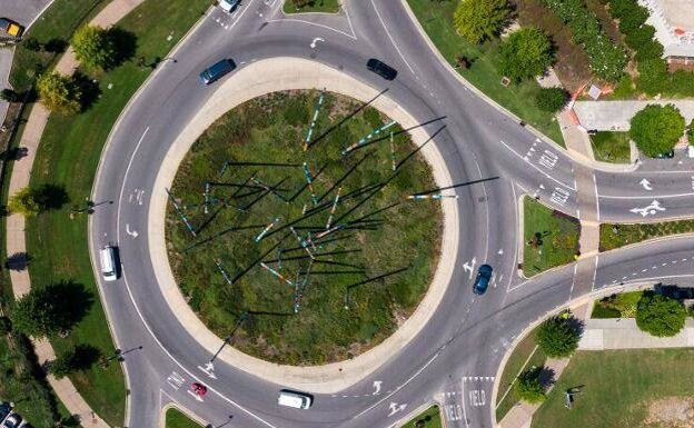 Two out of three drivers do not understand how to use a roundabout correctly. /sur
