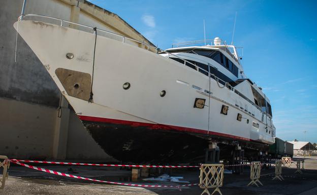 Owner of stranded megayacht faces 100,000 euro recovery bill