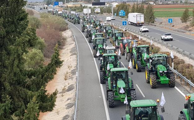 Five-hundred strong tractor protest takes to the roads of Andalucía