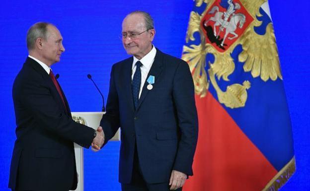 Putin presents De la Torre with the Pushkin medal in 2018./