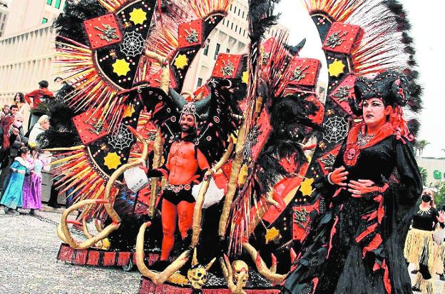 Confeti de colores y disfraces para el Carnaval