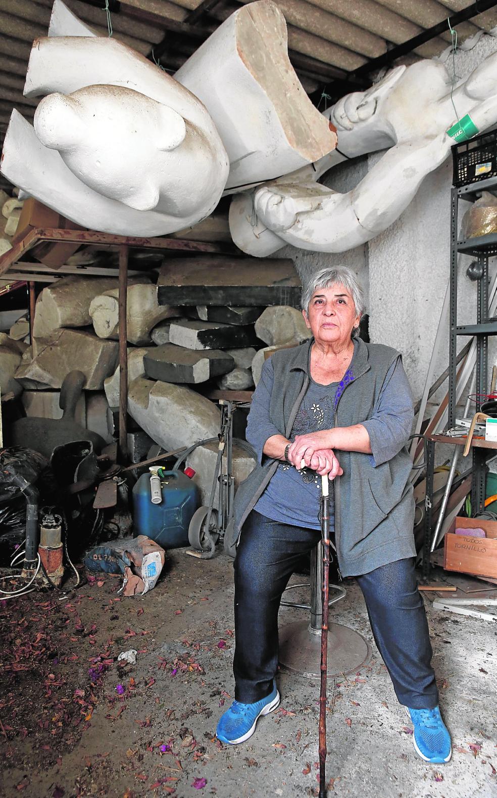 The artist poses among the moulds of the gigantic sculptures that she keeps in herworkshop. 
