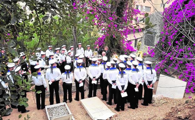 Visiting German Navy crew pay tribute to lost sailors