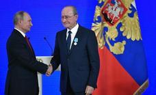 Mayor of Malaga is to give back the medal awarded to him by Putin