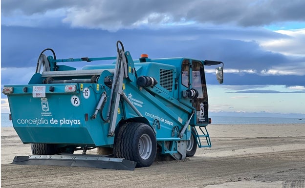 Fuengirola begins beach clean up so that sands are pristine in time for Easter