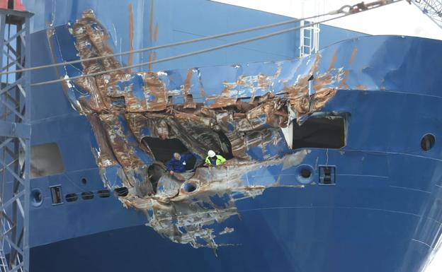 The ship suffered serious damage from the collision. /salvador salas