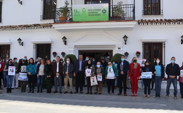 Members of Mijas town hall with families of the five missing people came together in Mijas on Wednesday. /SUR