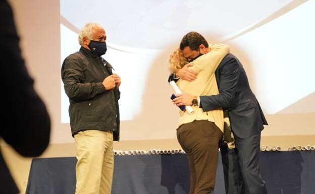 Juanma Moreno hugs the mother of Carlos Martínez, who died fighting the fire. 