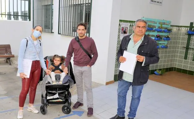 Blanca with her parents Paqui and Daniel and mayor of Frigiliana, Alejandro Herrera /sur