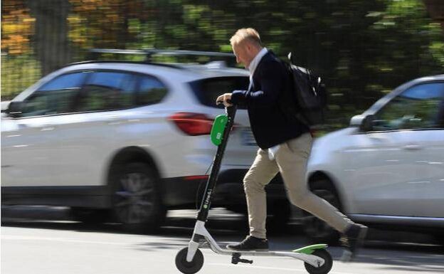 Helmets will become obligatory for users of electric scooters. /sur