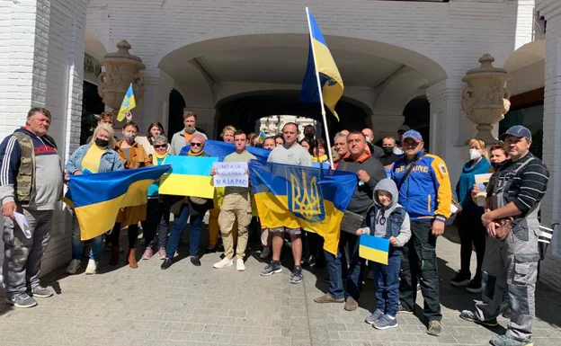 Viktor Zolotukhin with other members of Nerja's Ukrainian community at a protest in the town last week. /sur