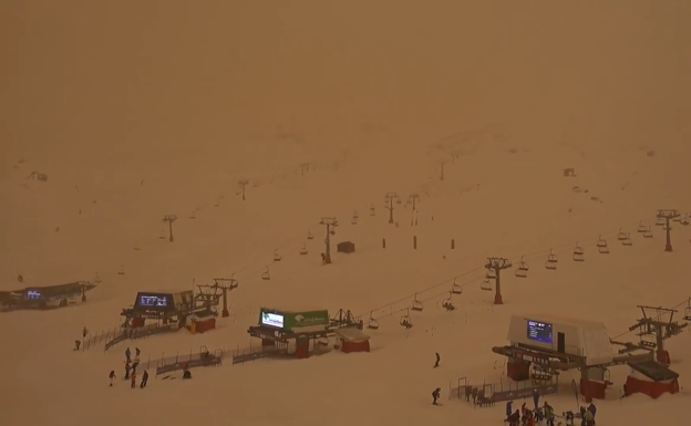 Watch as skiers take to orange snow in Andalucía's Sierra Nevada
