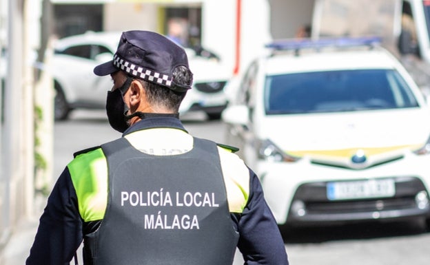 Police officers and a doctor save a man from choking in a beach bar in El Palo