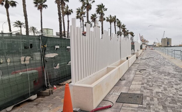 The controversial fence being installed at the new megayacht marina in Malaga