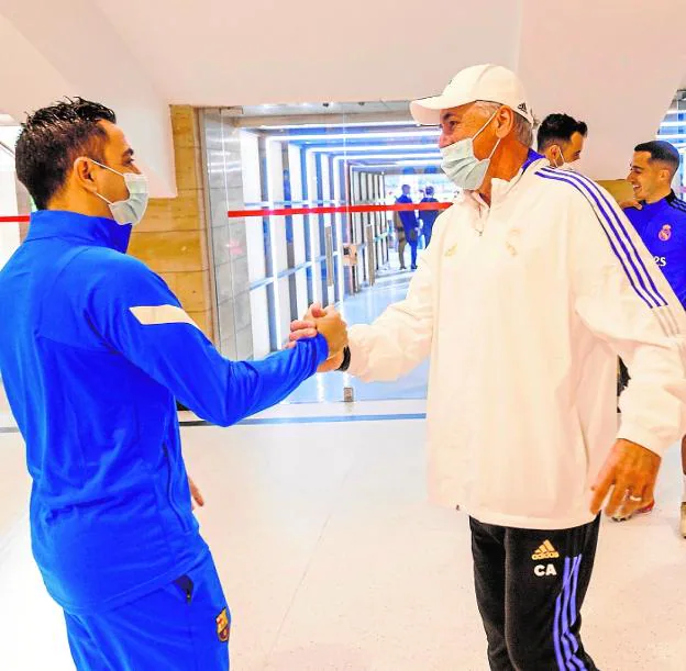 Xavi (left) greets Carlo Ancelotti (right) in January prior to the Supercup game in Saudi Arabia. 