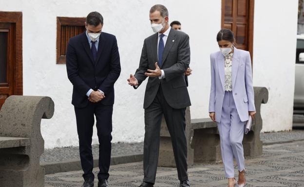 President Pedro Sánchez with the King and Queen in La Palma. /EFE
