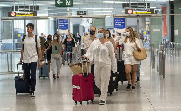 Covid-19 passenger locator forms scrapped from today for people entering UK