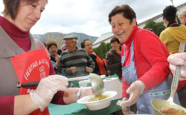 Tagarnina stew being served at a previous festival. /SUR