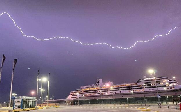 An electrical storm captured above Malaga Port on Sunday evening. /luis moret